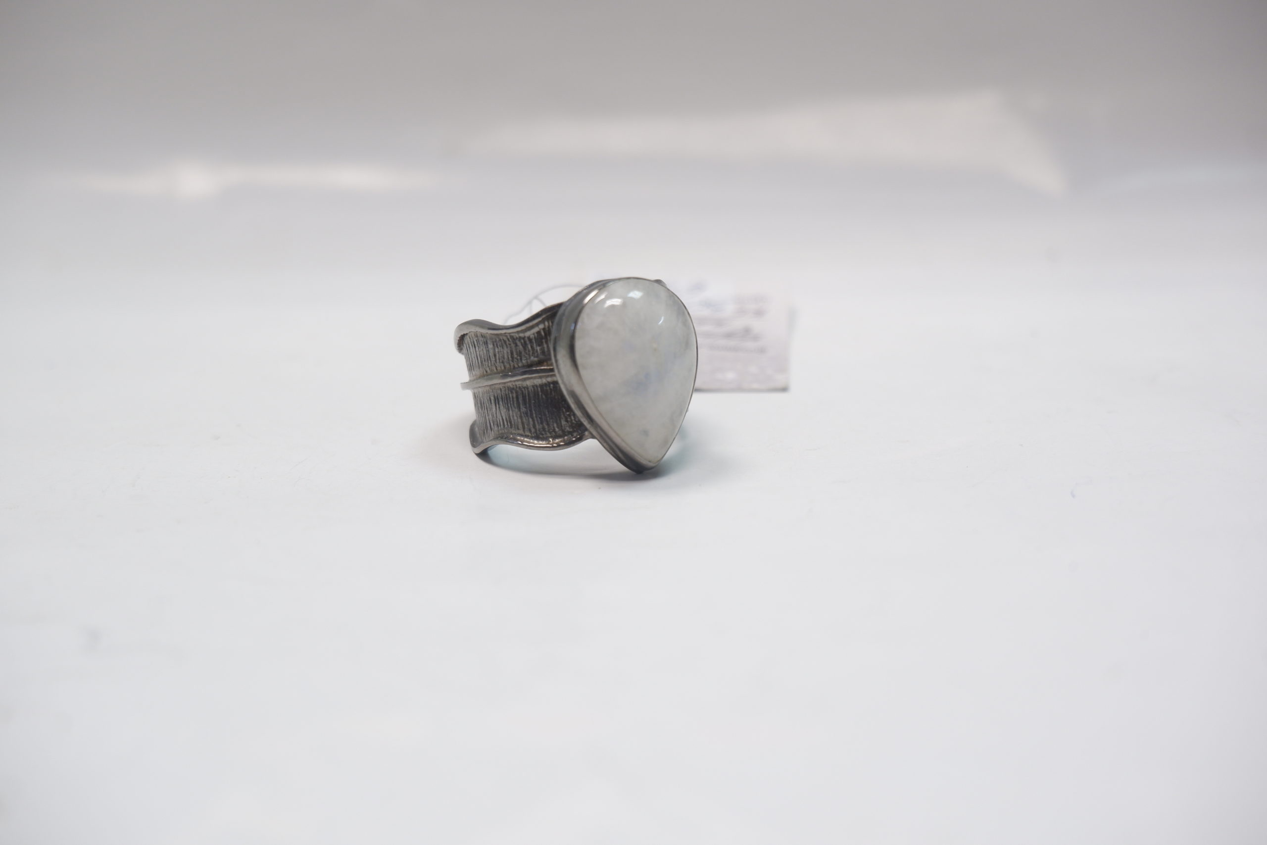 Перстень с лунным камнем (адуляром)