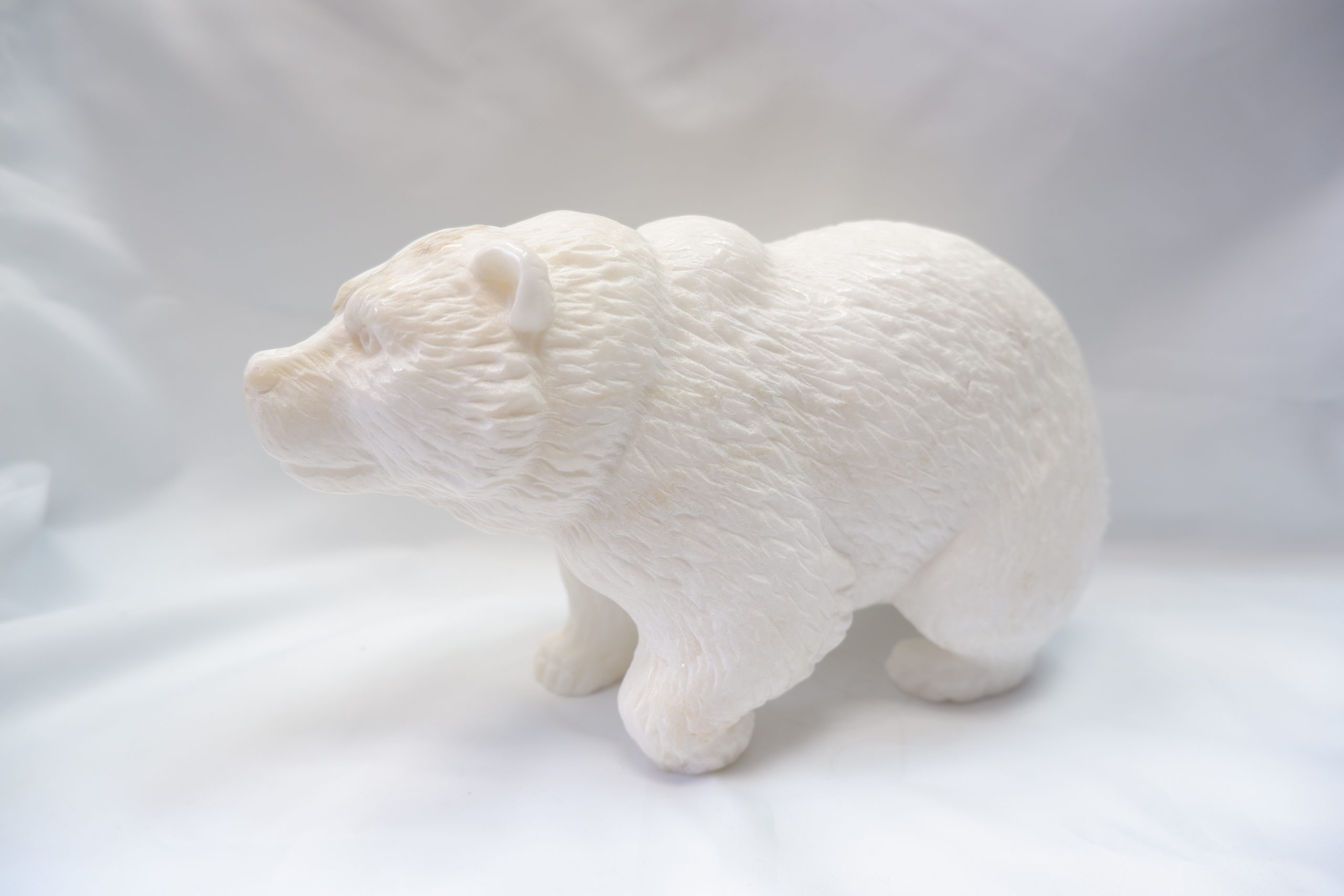 Белый медведь из ангидрита