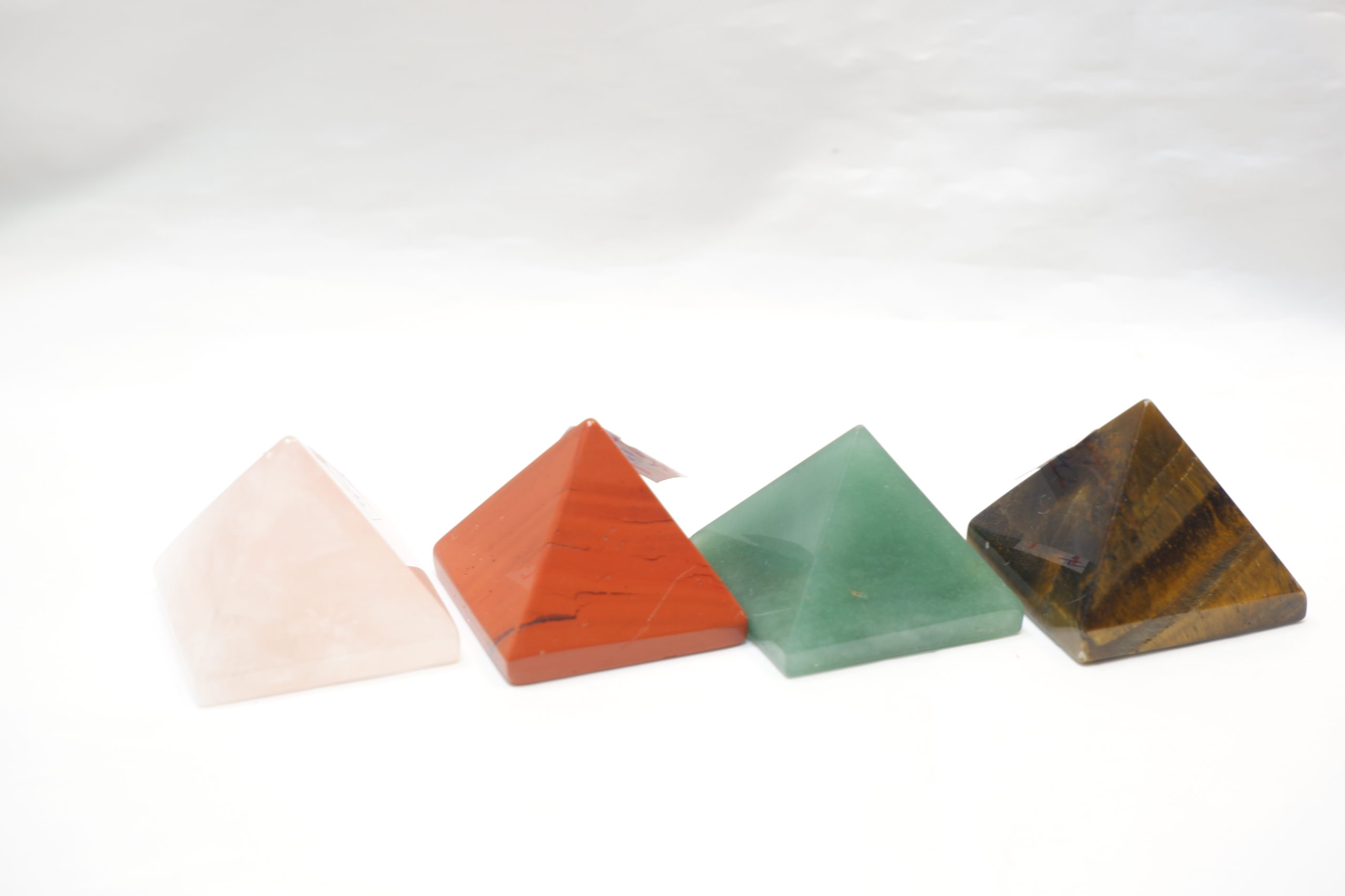 Пирамидки из цветных камней